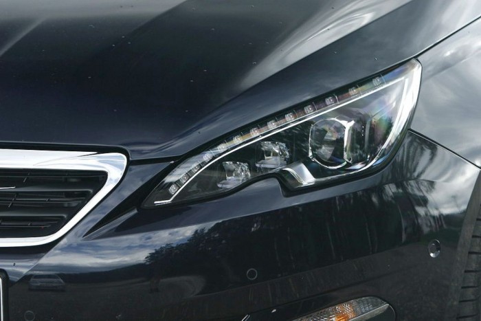 Az Allure felszereltség mellé szériaként járnak a full-LED fényszórók