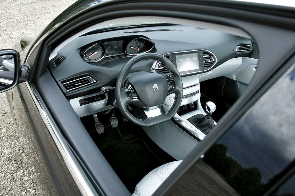 A Peugeot 308 legnagyobb dobása a belső tér, illetve a műszerfal egyedi kialakítása. Tökéletes vita-alap van aki imádja, mások gyűlölik, annyi biztos, hogy ez igazi francia hangulatú egyedi újítás