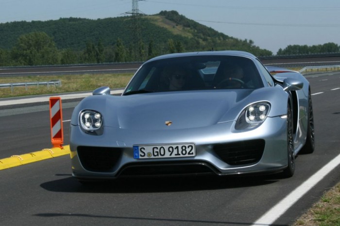 Exkluzív: élőben a világverő Porsche 918 Spyder 1 Meglepően hangos az autó. Nemcsak a szívómotor bömböl, az egész zajkompozíció versenyautós a villamos gépek süvítésével, a szűretlenül kopogó kavicsokkal és a PDK-váltó csattanásaival