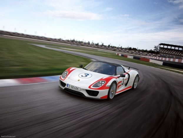 Exkluzív: élőben a világverő Porsche 918 Spyder 7 6:57 másodperc a körideje a Nürburgring Nordschleife szakaszán, ami jó ideig rekord maradhat az utcai autók között. Ez nettó istenkísértés, Marc Lieb gyári versenyző vakmerősége is benne van