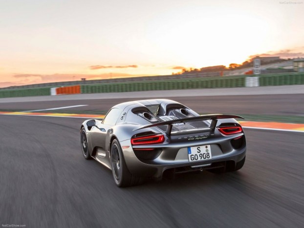 Exkluzív: élőben a világverő Porsche 918 Spyder 2 Egy tesztautó 1,65 tonnás mért súlyából 312 kg a hibridrendszer súlya. Sima benzinesként 17 évvel az első Prius után elmaradott volna, ráadásul versenypályán lassabb is