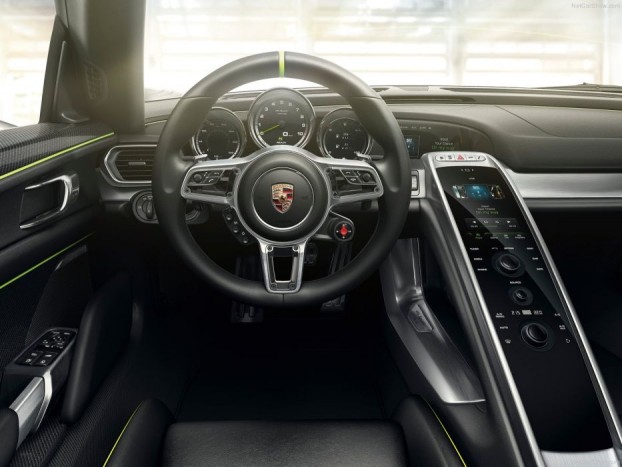 Exkluzív: élőben a világverő Porsche 918 Spyder 3 A középkonzol járó motorral nem fekete csík, hanem élő kezelőfelület a hibrid szupersportautó sokféle funkciójához