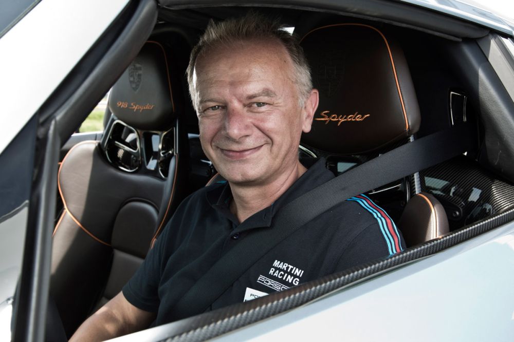 Jan Frank, az autó egyik fejlesztési vezetője vitt körbe az oválpályán. Imponálóan sokat tud a 918 Spyderről
