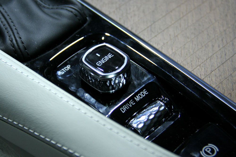 A luxusérzetet erősíti a Volvo szándéka szerint az Orrefors nevű üvegműves márkától vásárolt gyémántmetszetű kristályüveg Start/Stop gomb, és a hangerő szabályozó tekerője. Előbbit jobbra/balra csavarva indítjuk és állítjuk le az autót