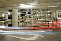 Barcelona El Prat repterén ingyen bebikázzák a fizető parkolóban hagyott autókat, ha állás közben lemerül az akkumulátoruk