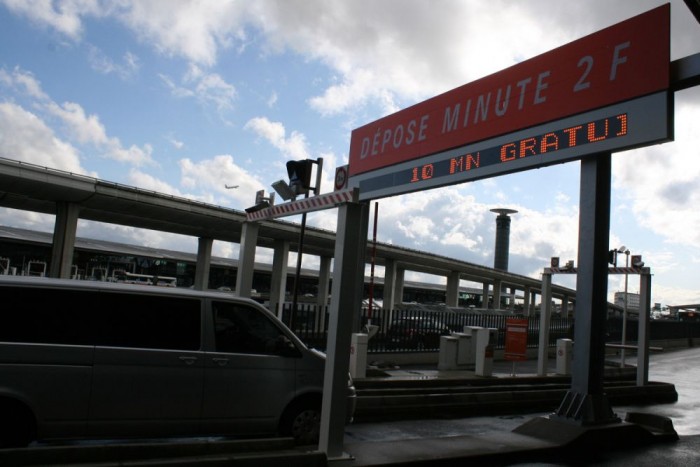Lehúzás a ferihegyi reptéren 27 10 percig ingyenes - hirdeti a felirat. A Roissy CDG-ből előbbi a kisváros neve, ahol a reptér van, utóbbi Charles De Gaulle államférfi nevének rövidítése