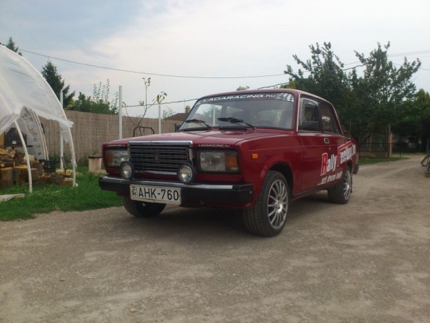 Gyanítjuk, hogy amint laza talaj kerül a hátsó kerek alá, nem marad egyenesben az autó. 