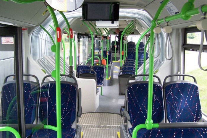 Budapesten is tesztelt típus lett az Év busza 6 | Vezess A Budapesten vendégeskedő Lion's City GL belső terét valóban világosabbá tette az áttetsző csukló