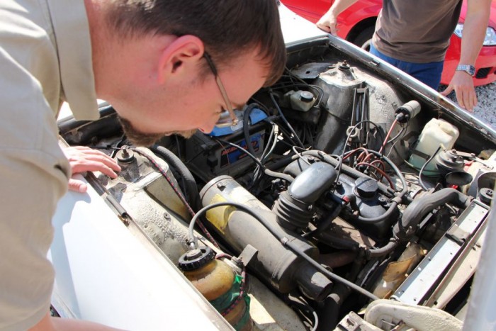 Dunsztosüveg, gumipókos kiegészítő rögzítéssel. A hűtővíz kiegyenlítő-tartálya tényleg üvegből van