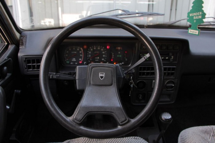 Nincs lelakva az öreg Dacia. Fúj a ventilátor, nem remeg a sebességmérő, megy az ablaktörlő