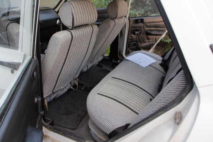 Besüppedünk az ülésbe és szisszenhet a sör. Mesés a kényelem hátul, a fejtér és a lábtér is tágas