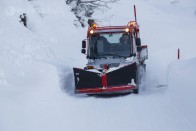 A rajt helyét minden menetet követően rendbe tette egy hótolóval és maróval simítóval szerelt unimog.