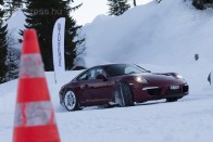 30 éve a Porsche 911 kőkemény játékszer volt, a férfiak autója. Egy apró hiba, és az autó fara uralhatatlanul kitört. De nem mindenki született Walter Röhrlnek és mégsem járja, hogy a kedves ügyfelek összetörjék magukat. A négykerék-hajtás a 911-ben is segít, pedig már nem is kell