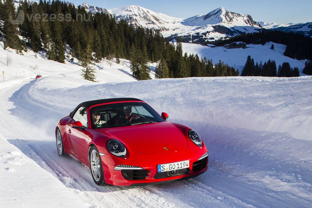 30 éve a Porsche 911 kőkemény játékszer volt, a férfiak autója. Egy apró hiba, és az autó fara uralhatatlanul kitört. De nem mindenki született Walter Röhrlnek és mégsem járja, hogy a kedves ügyfelek összetörjék magukat. A négykerék-hajtás a 911-ben is segít, pedig már nem is kell.