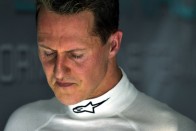 Otthon is 15 orvos kezeli Schumachert 2
