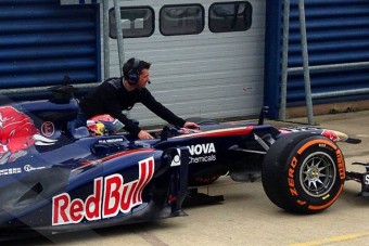 F1: Túl van az első teszten a 16 éves pilóta