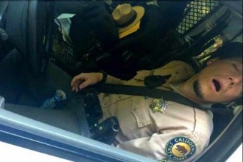 Szolgálatban ivott, autójában aludt a rendőr