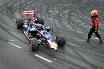 Autótöréssel mutatkozott be az F1-es tini