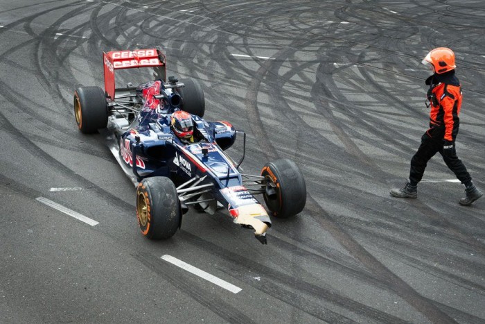 Autótöréssel mutatkozott be az F1-es tini