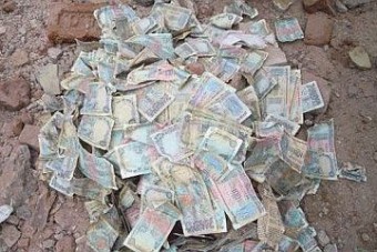 Rengeteg pénz ömlött az útra