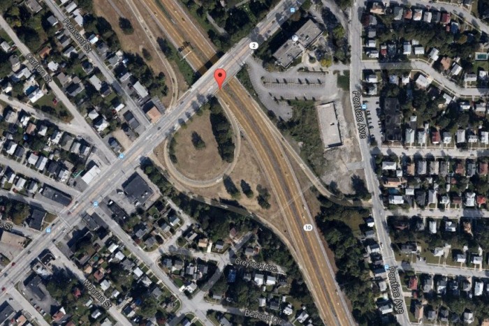 Rengeteg pénz ömlött az útra 7 | Vezess Ezen a környéken, lakóházak közelében borult ki a pénz az útra.