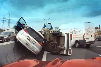 Tekegolyóként pusztít a Lada