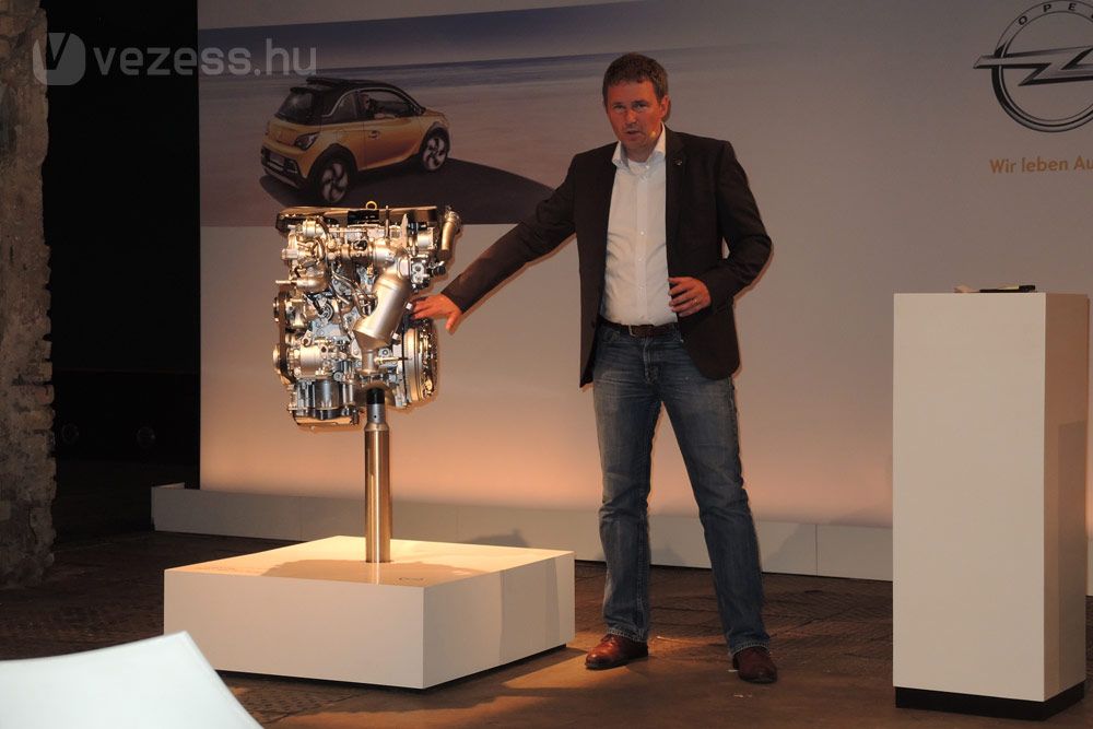 Dr Matthias Alt, a kis motorok fejlesztéséért felelős vezető mérnök mutatja be az új 1,0 literes turbómotort
