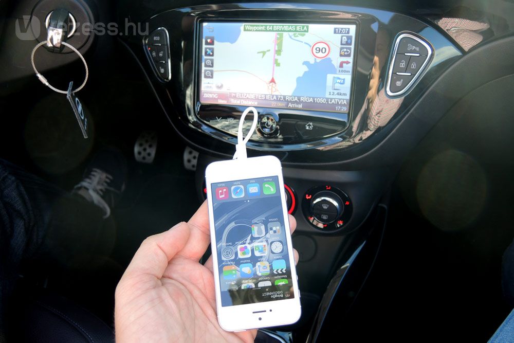 Valóban gyorsan kapcsolódik az okostelefon az autóhoz, de a rajta futtatott navigácóval már nem túl magabiztos