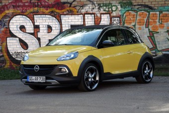 Kis Opel terepgúnyában