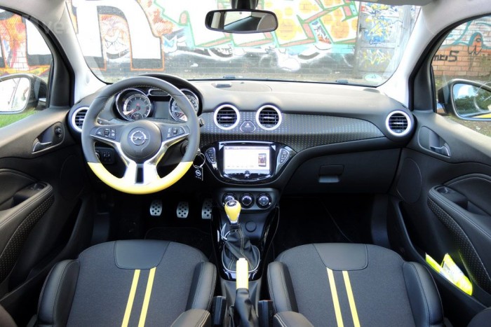 Jót tesz az utastérnek, ha a külsőhöz hasonló színekkel díszítik