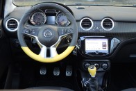 Modern Opel belső kevés gomb, nagy képernyő