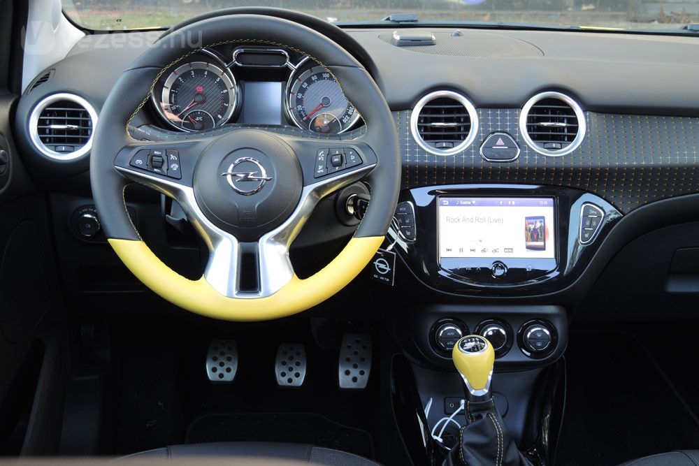 Modern Opel belső kevés gomb, nagy képernyő