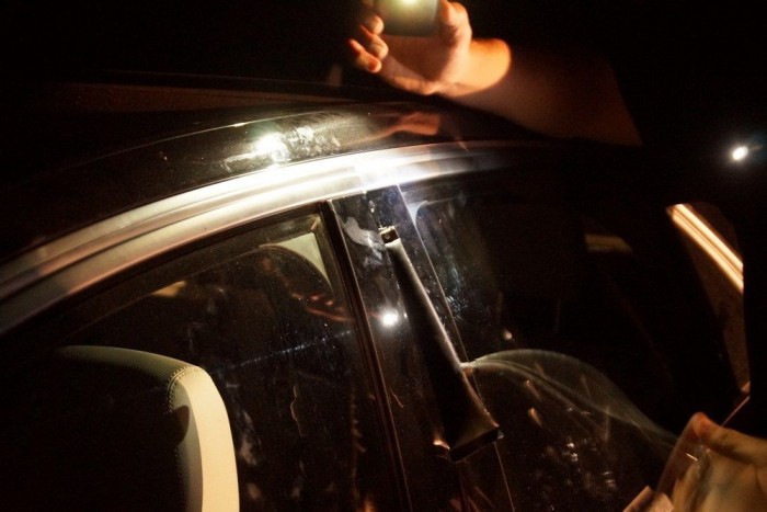Így ment meg az Assistance, ha bezárod a kulcsot 6 Óvatosan pumpálva a párnát kifeszíthető annyira még a páncélterem-szerűen tömör Mercedes ajtókerete is, hogy be lehessen nyúlni egy merev dróttal