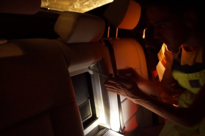 Már csak ezt a fedelet kellett felfeszegetni, szerencsére sikerült roncsolás nélkül