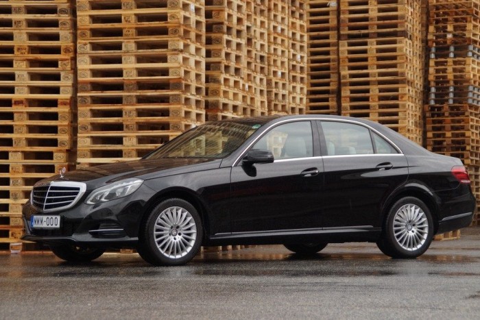 Nem egy objektív szépség, de megvan benne a klasszikus fekete Merci limuzinok eleganciája