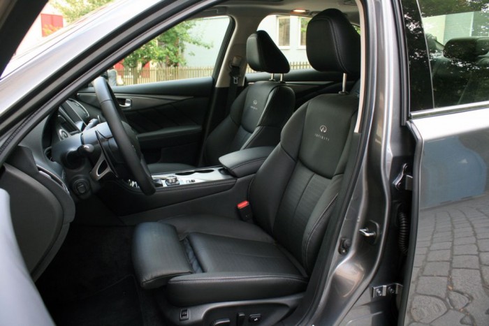 A kihúzható combtámaszos ülés kényelmes és kellően mélyre engedhető