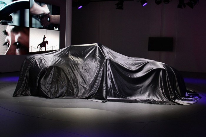 Itt még takaró alatt pihen az új MX-5-ös