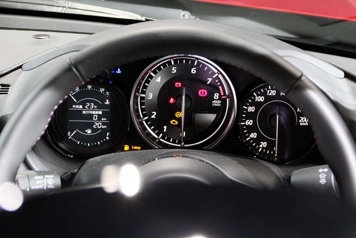 7500-től kezdődik a fordulatszámmérőn a piros szakasz