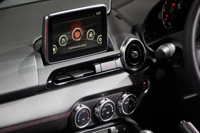 A sok kerek szellőző mellé lett egy szögletes is