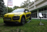 A Citroën C4 Cactus itthon 4 190 000 forintos alapártól érhető el, 82 lóerős háromhengeres benzinmotorral, klíma nélkül.