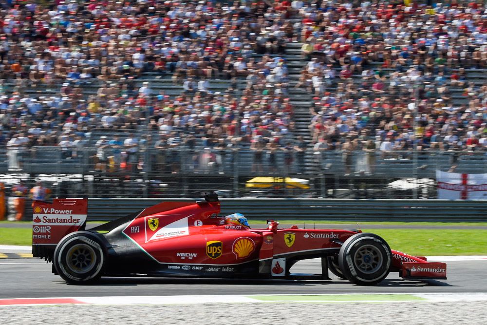 F1: A Ferrari-vezér orrára koppintottak 5