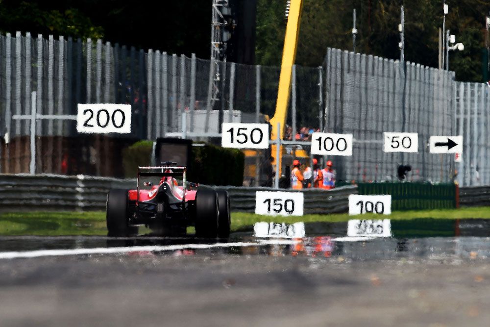 F1: A Ferrari-vezér orrára koppintottak 8