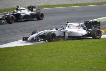 F1: Bottasra vadásztak a Williams ellenfelei