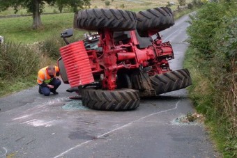 Kamion előzi a traktort, a kamiont meg egy személyautó