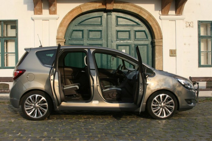Ez lett az új családi Opel 79 Minden rugalmas: FlexDoor, Flex-Space, FlexRail, FlexFix. Sorrendben a szekrényajtó, a középre tolható hátsó ülések, a tologatható tárolóhely és a biciklitartó fedőneve
