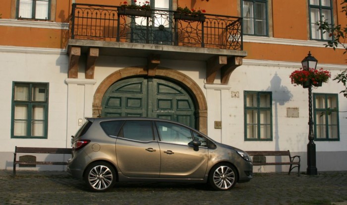 430 centis, pont akkora, mint az átlagos kompakt autók, de magasabb és jobban variálható