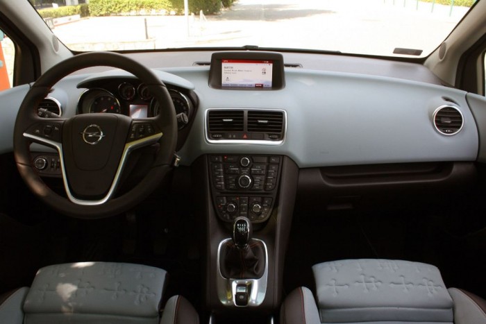 Látványra és az anyagokat végigtapogatva is igényes az utastér