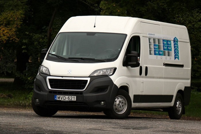 Túl sokat nem lehet kezdeni egy kisteherautó szögleteivel, legfeljebb az orrát lehet egyedivé varázsolni