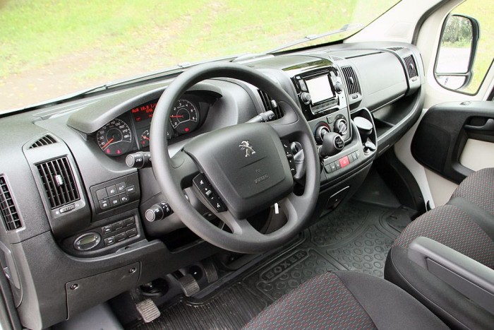 A tempomat mellett ezernyi vezetőtámogató berendezés került bele