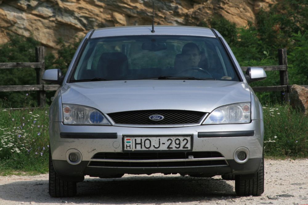 2000 őszén, a Párizsi Autószalonon volt a második generáció bemutatója. Az 1996-ban átdolgozott Mondeo a Mark2, így ezt sokan hívják Mk3-nak